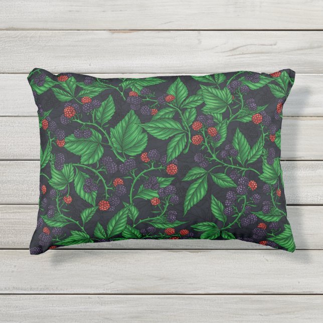 Zwarte bessen op donkergrijs buitenkussen (Voorkant)