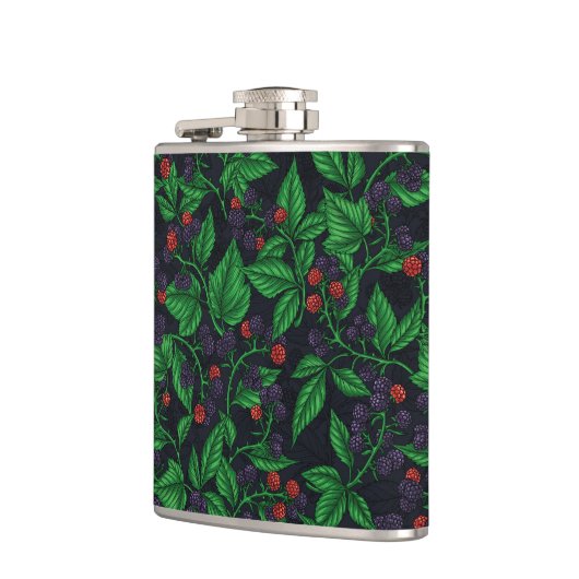 Zwarte bessen op donkergrijs heupfles (Links)