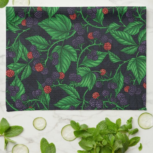 Zwarte bessen op donkergrijs theedoek (Gevouwen)