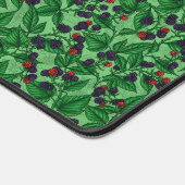 Zwarte bessen op groen bureaumat (Hoek)