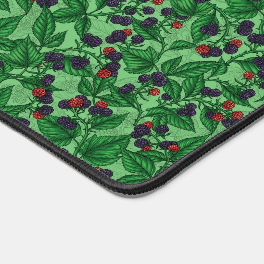 Zwarte bessen op groen bureaumat (Hoek)