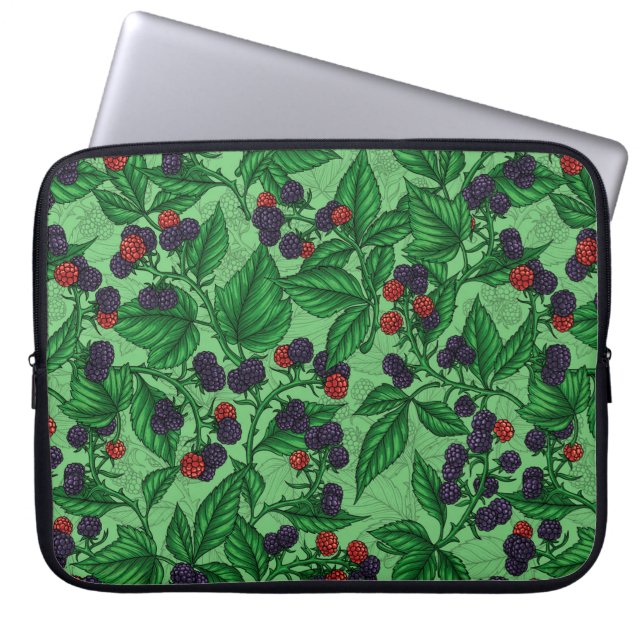 Zwarte bessen op groen laptop sleeve (Voorkant)