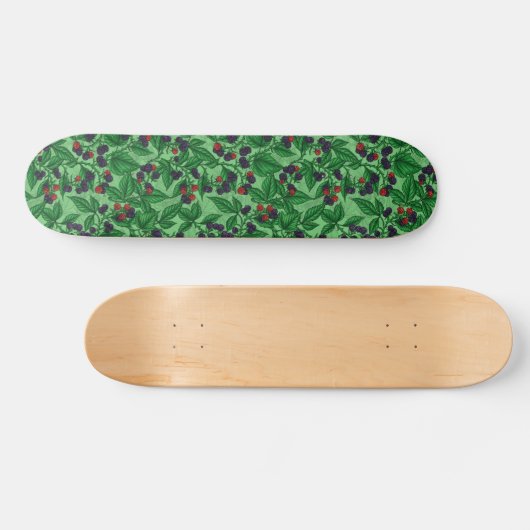 Zwarte bessen op groen persoonlijk skateboard (Horizontaal)