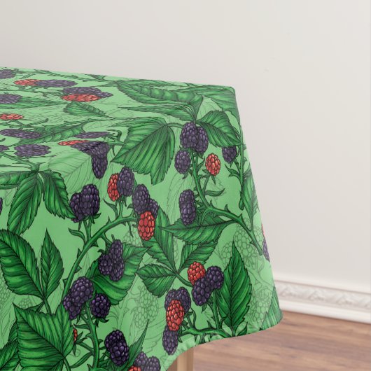 Zwarte bessen op groen tafelkleed (Voorbeeld)