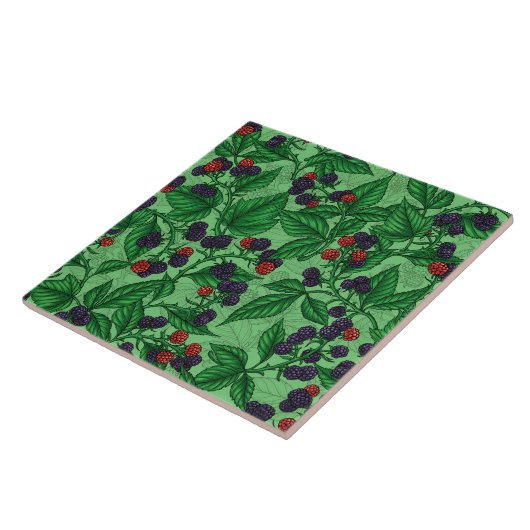 Zwarte bessen op groen tegeltje (Zijkant)