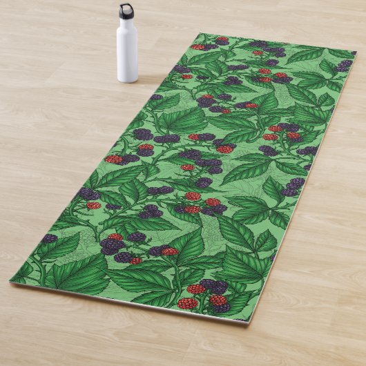 Zwarte bessen op groen yogamat (In situ)