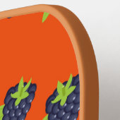 Zwarte bessen op sinaasappel pickleball paddle (Links Detail)