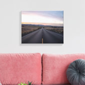 Zwarte betonweg tussen steppe canvas afdruk (Insitu (Woonkamer))