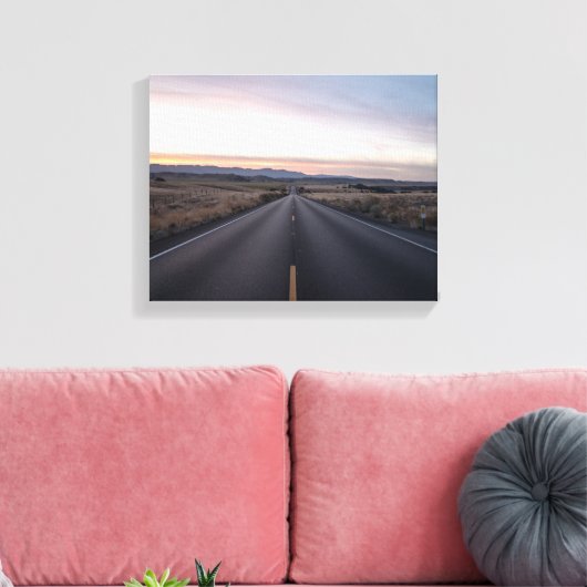 Zwarte betonweg tussen steppe canvas afdruk (Insitu (Woonkamer))