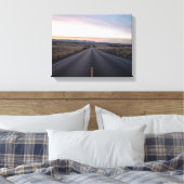 Zwarte betonweg tussen steppe canvas afdruk (Insitu (Slaapkamer))