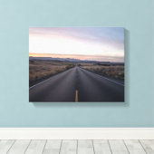 Zwarte betonweg tussen steppe canvas afdruk (Insitu (Houten vloer))