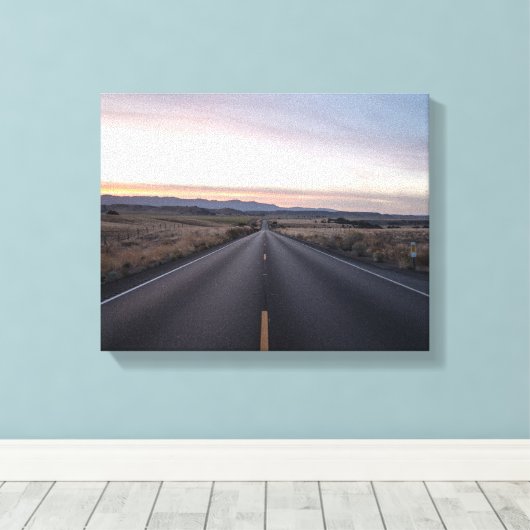 Zwarte betonweg tussen steppe canvas afdruk (Insitu (Houten vloer))