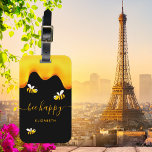 Zwarte bijen blij met hommels zoete honing-monogra bagagelabel<br><div class="desc">Een zwarte achtergrond van een chic met gouden druppelhoning. De tekst: Bee Happy met een gouden handgeschreven stijlscript met letters en swashes. Personaliseer en voeg jouw naam toe.</div>
