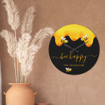 Zwarte bijen blij met hommels zoete honing-monogra grote klok<br><div class="desc">Een zwarte achtergrond van een chic met gouden druppelhoning. De tekst: Bee Happy met een gouden handgeschreven stijlscript met letters en swashes. Pas jouw naam aan en voeg deze toe,  familienaam.</div>