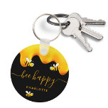 Zwarte bijen blij met hommels zoete honing-monogra sleutelhanger<br><div class="desc">Een zwarte achtergrond van een chic met gouden druppelhoning. De tekst: Bee Happy met een gouden handgeschreven stijlscript met letters en swashes. Pas jouw naam aan en voeg deze toe,  familienaam.</div>