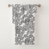 Zwarte bladeren op witte handdoek (Insitu)