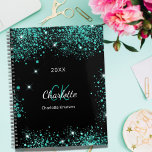 Zwarte blauwgroen glitter groene monogram initiale planner<br><div class="desc">Zwarte achtergrond,  witte tekst. Gedecorreerd met blauwgroen,  zee groen faux glitter stof. Pas uw monogram initialen,  naam en jaar aan en voeg deze toe.</div>