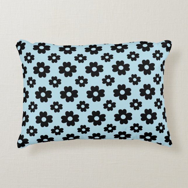 Zwarte bloem patroon op blauw accent kussen (Voorkant)