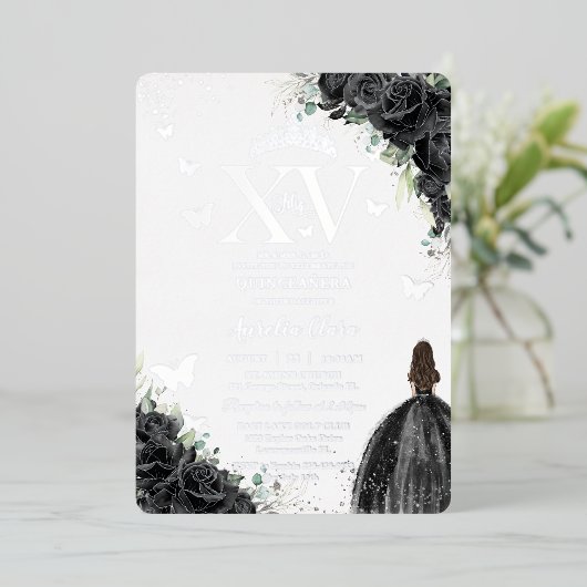 Zwarte Bloemen Jurk Quinceañera Quince 15 XV Zilve Folie Uitnodiging (Staand Voorkant)