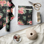 Zwarte Bloemen Kerstpatroon | botanische vakantie Cadeaupapier<br><div class="desc">Wikkel uw geschenken in rijke elegantie met dit vakantiedrappapier met een naadloos patroon van waterverf bloemen en dennentakken op een diep zwarte achtergrond. De humeurige tinten bieden een moderne maar tijdloze draai aan de klassieke kerststijl,  waardoor sophisticatie wordt toegevoegd aan vakantiepakketten. Ideaal voor winterbruiloften,  feestelijke feesten of stijlvolle seizoensgeschenken.</div>