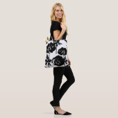 Zwarte bloemen, wit, zwart tote bag (Op model)
