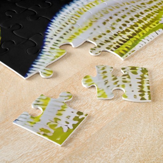 Zwarte Bomen Paarse Fruit met Gele Achtergrond Legpuzzel (Zijkant)