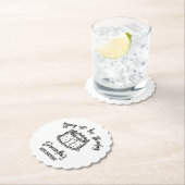 Zwarte boog bindt haar twintiger 30e verjaardag va kartonnen onderzetters (Insitu)