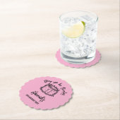 Zwarte boog bindt haar twintiger 30e verjaardag va kartonnen onderzetters (Insitu)