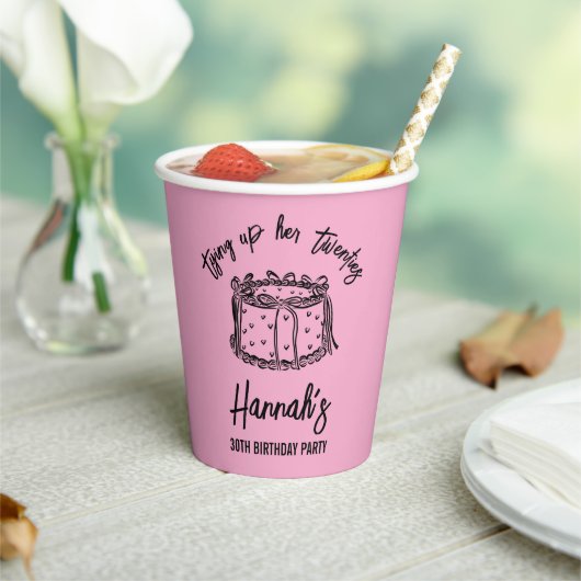 Zwarte boog bindt haar twintiger 30e verjaardag va papieren bekers (Insitu)