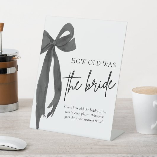 Zwarte Boog Hoe Oud Was De Bruid Bruiloftsspellen Reclamebord Met Voetstuk (Insitu)