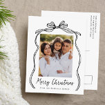 zwarte boog vrolijke kerstfoto feestdagenkaart<br><div class="desc">Vier het vakantieseizoen met dit charmante kerstfeest briefkaart met de foto van uw familie omlijst door een feestelijke zwarte strik en lint op een frisse witte achtergrond. "Merry Christmas" is elegant geschreven in een charmant zwart handgeschreven script, met ruimte om je familienaam hieronder te personaliseren. De achterkant van het briefkaart...</div>