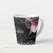 Zwarte bordeaux bloemen elegante monogram naam latte mok (Rechterhoek)