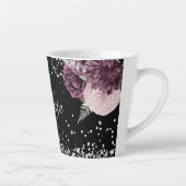Zwarte bordeaux bloemen elegante monogram naam latte mok (Rechts)