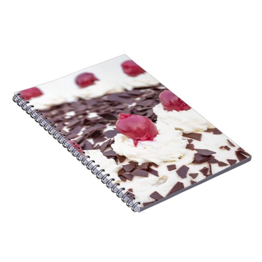 Zwarte boscake in detail met witte achtergrond notitieboek (Rechterzijde)