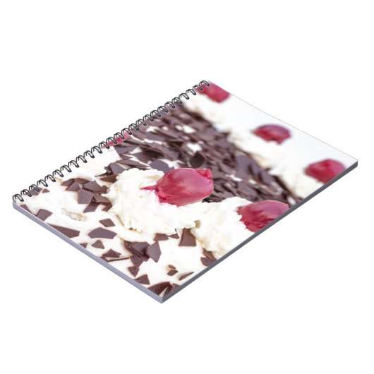 Zwarte boscake in detail met witte achtergrond notitieboek (Linkerzijde)