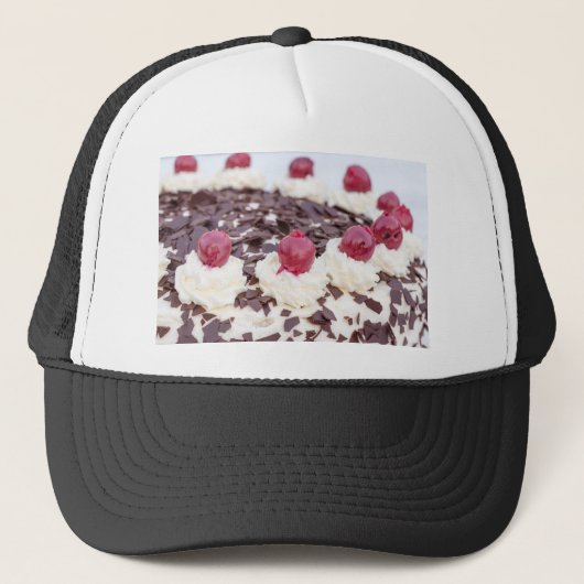 Zwarte boscake in detail met witte achtergrond trucker pet (Voorkant)