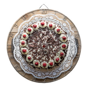Zwarte boscake op bijthout dartbord