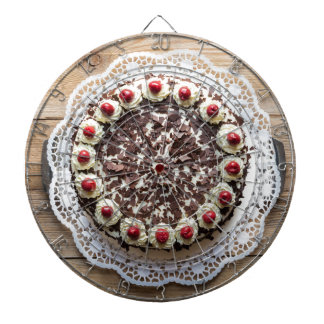 Zwarte boscake op bijthout dartbord