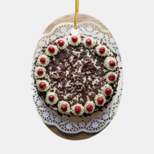 Zwarte boscake op bijthout keramisch ornament