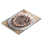 Zwarte boscake op bijthout notitieboek (Linkerzijde)