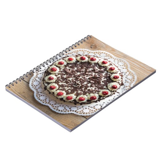 Zwarte boscake op bijthout notitieboek (Linkerzijde)