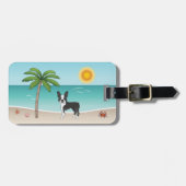 Zwarte Boston Terrier op een tropisch zomerse stra Bagagelabel (Voorkant horizontaal)