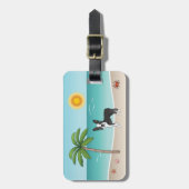 Zwarte Boston Terrier op een tropisch zomerse stra Bagagelabel (Voorkant verticaal)