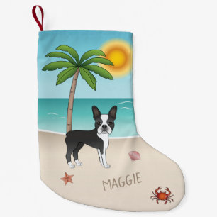 Zwarte Boston Terrier op een tropisch zomerstrand Kleine Kerstsok
