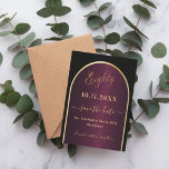 Zwarte Bourgondische gouden boog 80e verjaardag Save The Date<br><div class="desc">Een Save the Date-kaart voor een 80e verjaardagsfeestje. Een zwarte en bordeauxrode achtergrond,  versierd met een faux gouden boog. Personaliseer en voeg een datum en jouw naam toe. De tekst: Tachtig en Save the Date is geschreven met een groot trendy handgeschreven stijlscript.</div>