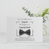 Zwarte Bow Stropdas Birthday Uitnodiging (Staand voorkant)