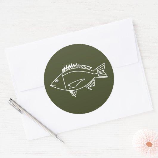 Zwarte Bream Vis in Wit op Khaki Groen Ronde Sticker (Envelop)