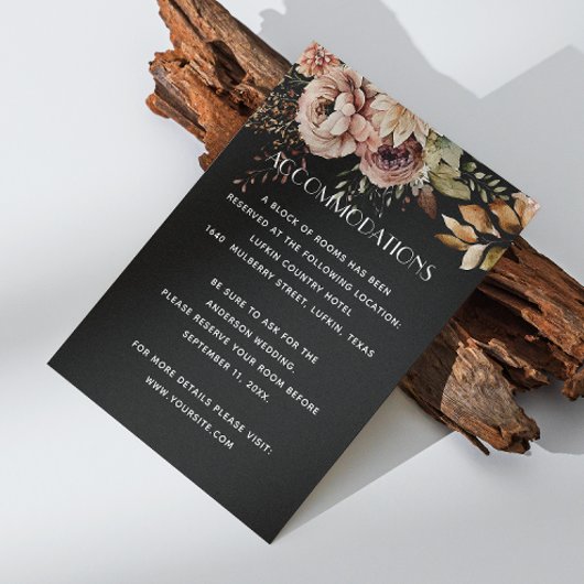 Zwarte bruiloft accommodaties | Bloemdetails + QR Informatiekaartje