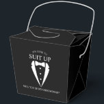 Zwarte bruiloft Tuxedo Suit Groomsman Voorstel Bedankdoosjes<br><div class="desc">Maak uw bruiloft onvergetelijk - Voeg een persoonlijk tintje toe met een groomsman-voorstel en geef geschenkdozen met een smoking-pak en een boeg-stropdas-illustratie met groomsmen-voorstelbericht in een klassiek serif-lettertype.</div>