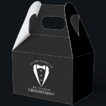Zwarte bruiloft Tuxedo Suit Groomsman Voorstel Bedankdoosjes<br><div class="desc">Maak uw bruiloft onvergetelijk - Voeg een persoonlijk tintje toe met een groomsman-voorstel en geef geschenkdozen met een smoking-pak en een boeg-stropdas-illustratie met groomsmen-voorstelbericht in een klassiek serif-lettertype.</div>